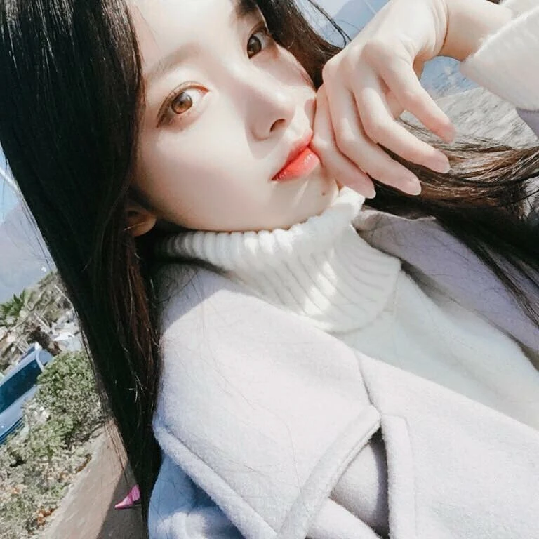 粉红头发女孩拿草莓亲吻 是哪部动漫经典镜头