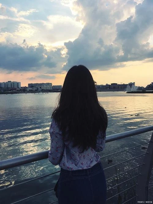深夜海边她为何独自一人 金敏喜演绎孤独爱情