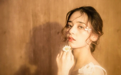 超市后门抽烟的背后 这对男女关系成谜