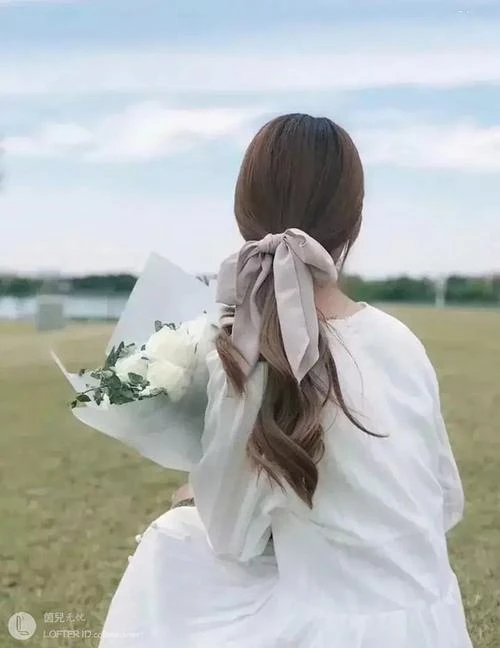钟丽缇二女儿直播藏电子烟 怕被妈妈发现太慌张