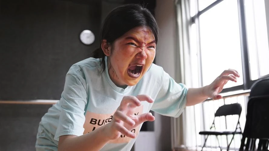 庚荧