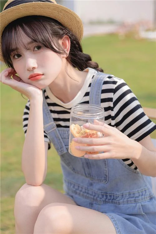 刘涛生日写真曝光 浅绿印花长裙气质清新脱俗