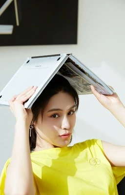 章子怡带娃英国看球 两娃长相酷似汪峰